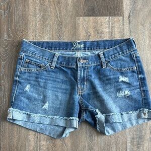 Old Navy Diva Jean Shorts.  Women’s size 6. Great used condition!